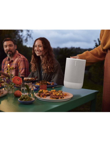 Sonos Move 2 White su įkrovimo pagrindu