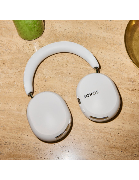 Sonos Ace Ultra Soft White su kelioniniu dėklu